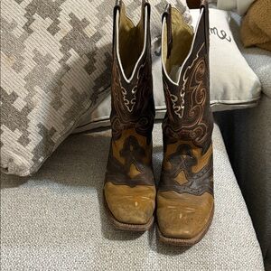 Stylish Two-Tone Heeled Boots